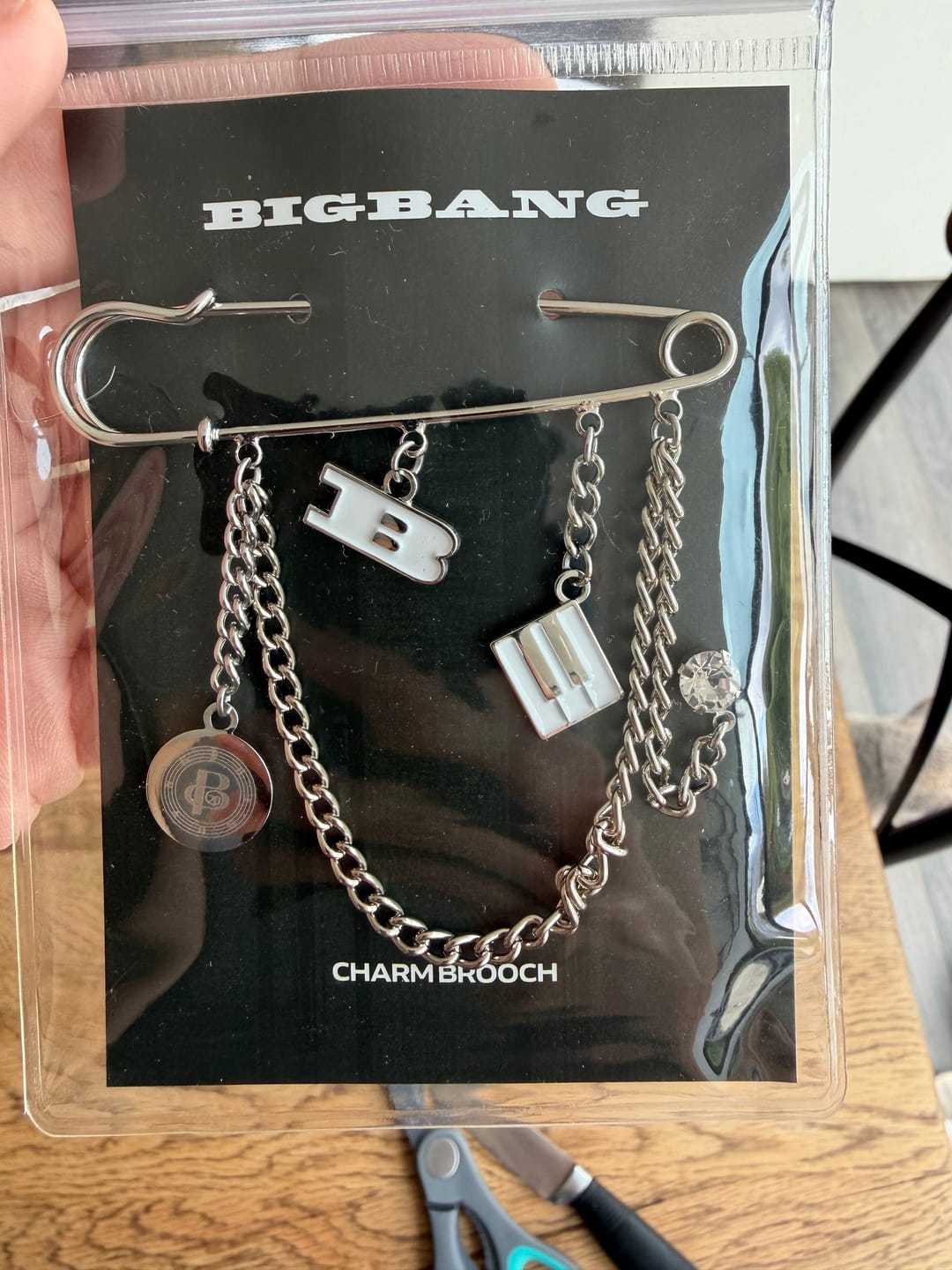 Customer photo review of [NEW] BIGBANG WORLD TOUR OFFICIAL Merch - CHARM BROOCH