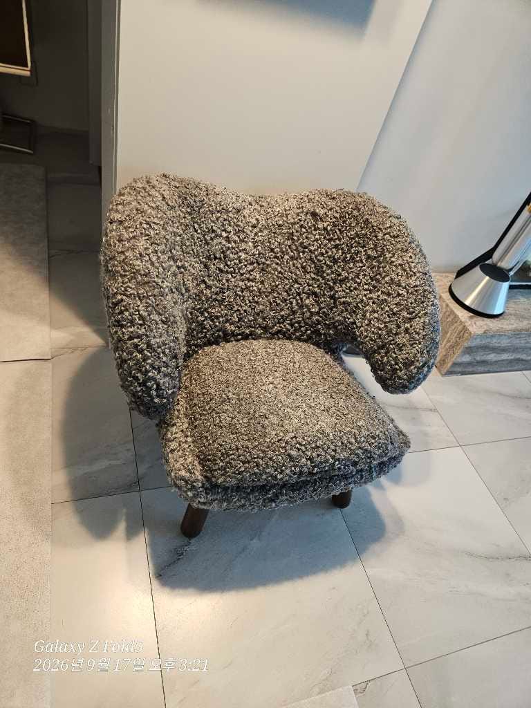 Customer photo review of THE PELICAN CHAIR | SHEEPSKIN (FJ 4000)