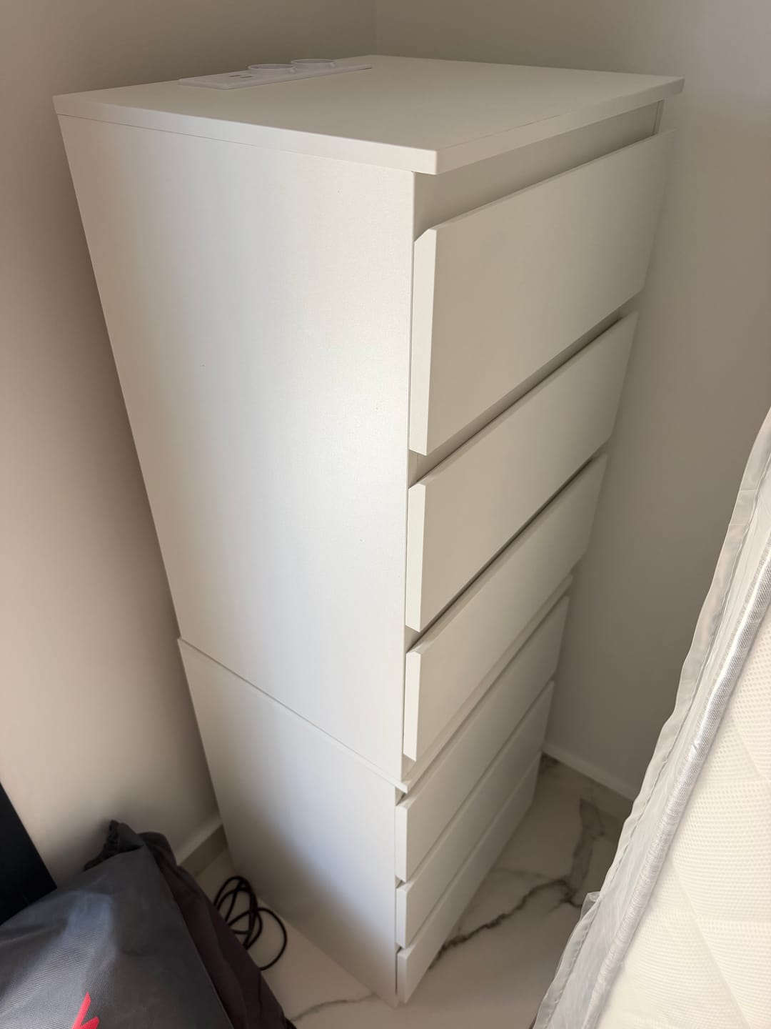 Customer photo review of Κομοδίνο Υπνοδωματίου Σετ 2 τεμ. με πολύμπριζο και Θύρες USB Βοηθητικό Τραπεζάκι Συρταριέρα Γραφείου σε Διάφορα Χρώματα LE-T831B56