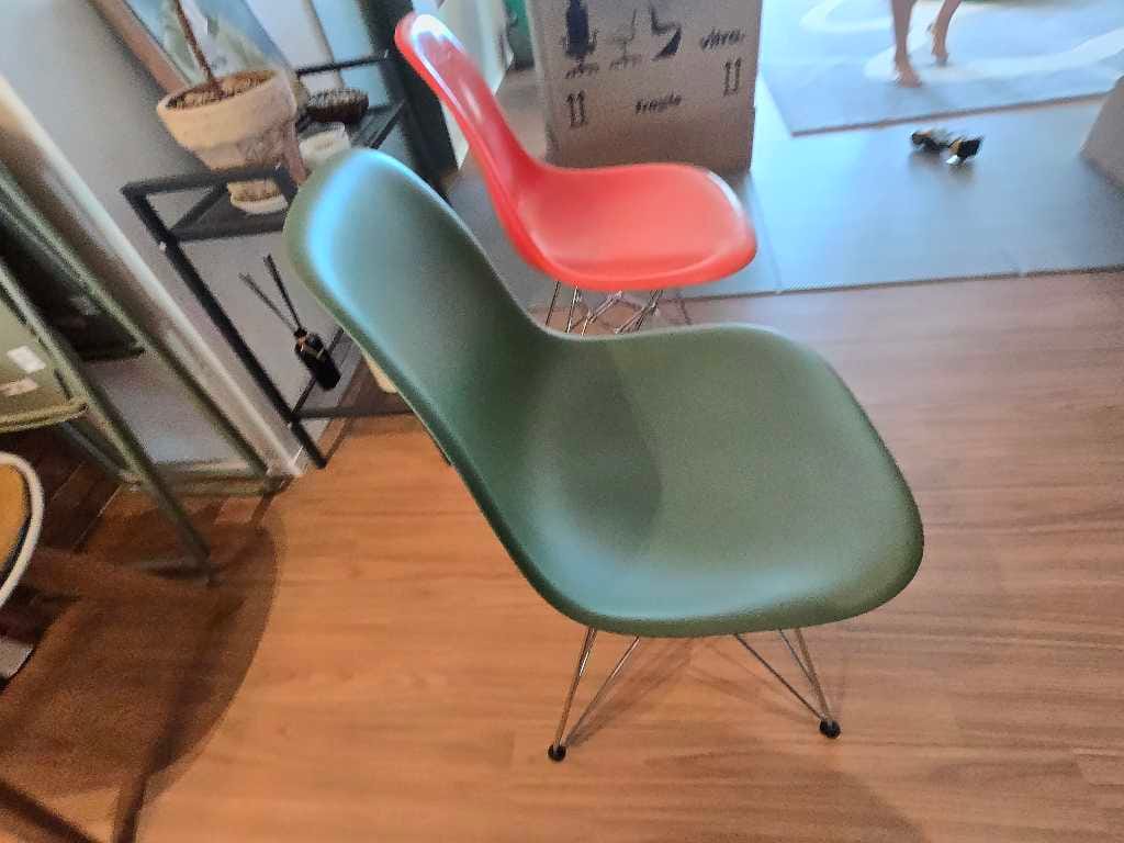 Customer photo review of Eames Plastic Side Chair DSR (without upholstery)