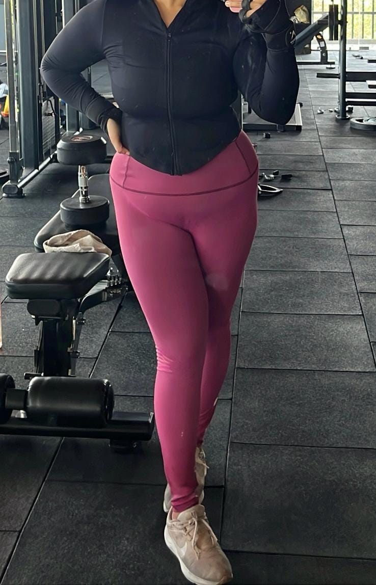 Customer photo review of Versa Fit Fine Wine High Waisted Leggings