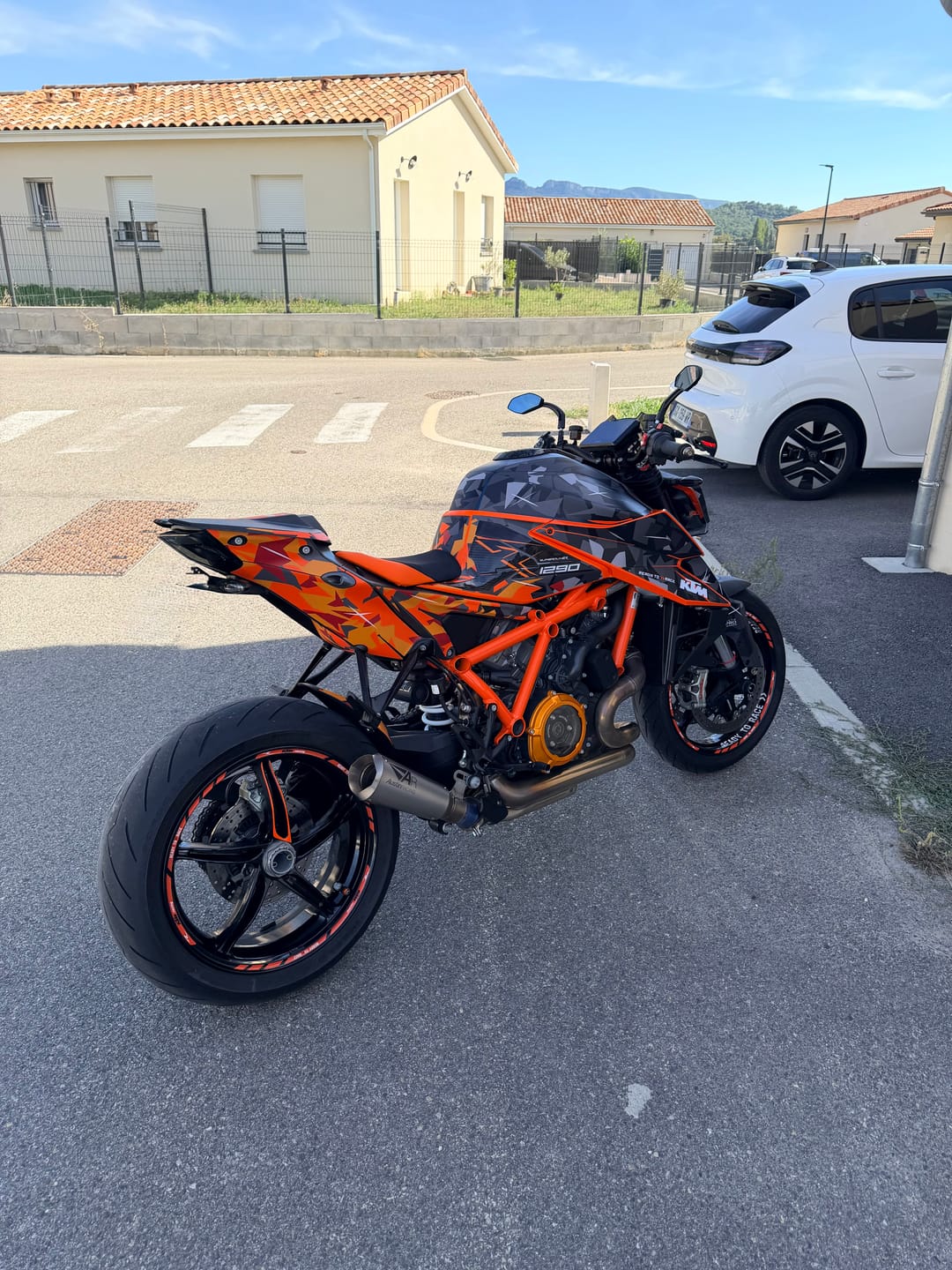Customer photo review of KTM 1290 Super Duke R 2020 - 2023 GRAPHICS - "Flake" (Black/Orange)