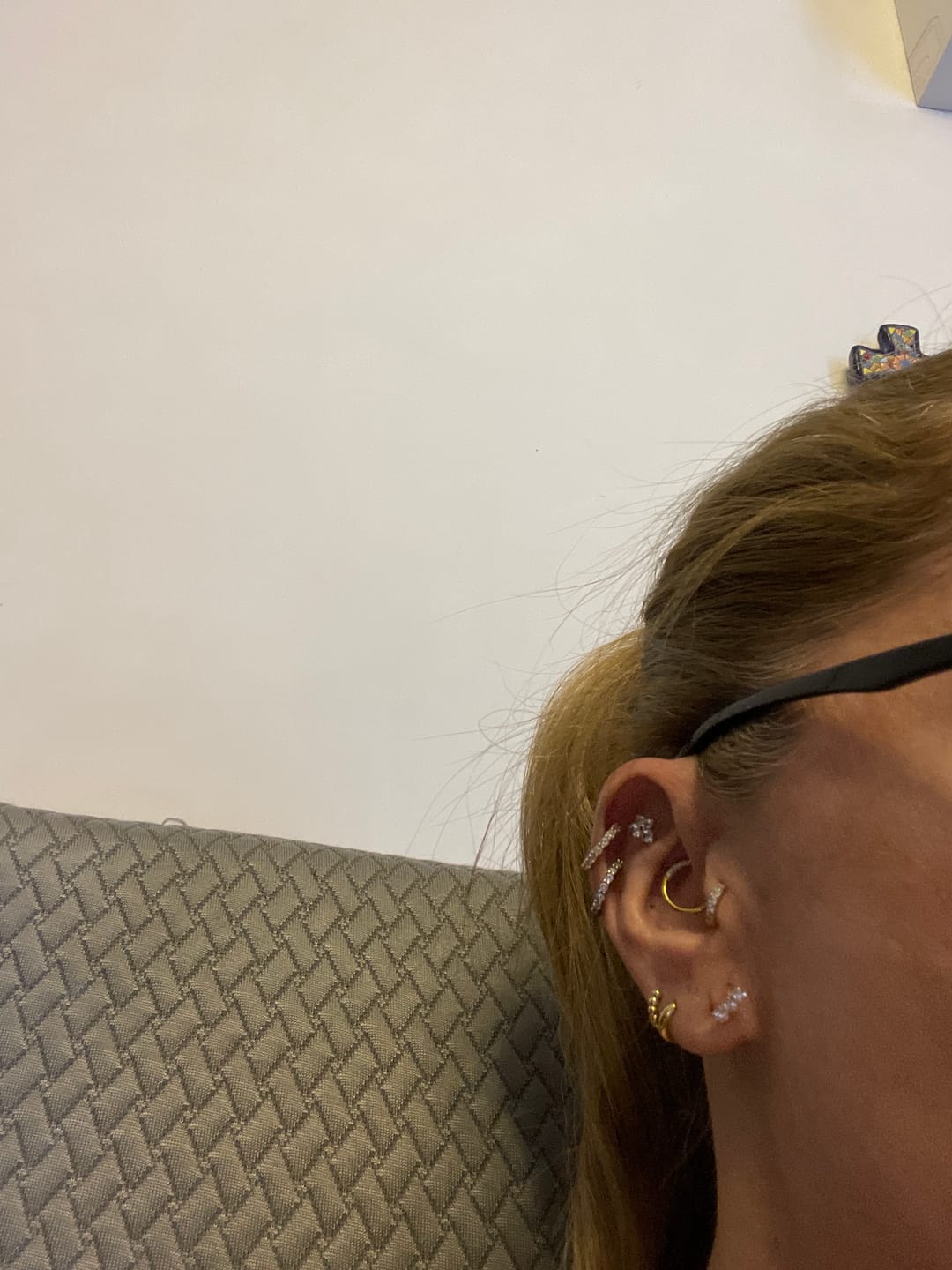 Customer photo review of Broquel Linea Tres Zirconias Oro 14k