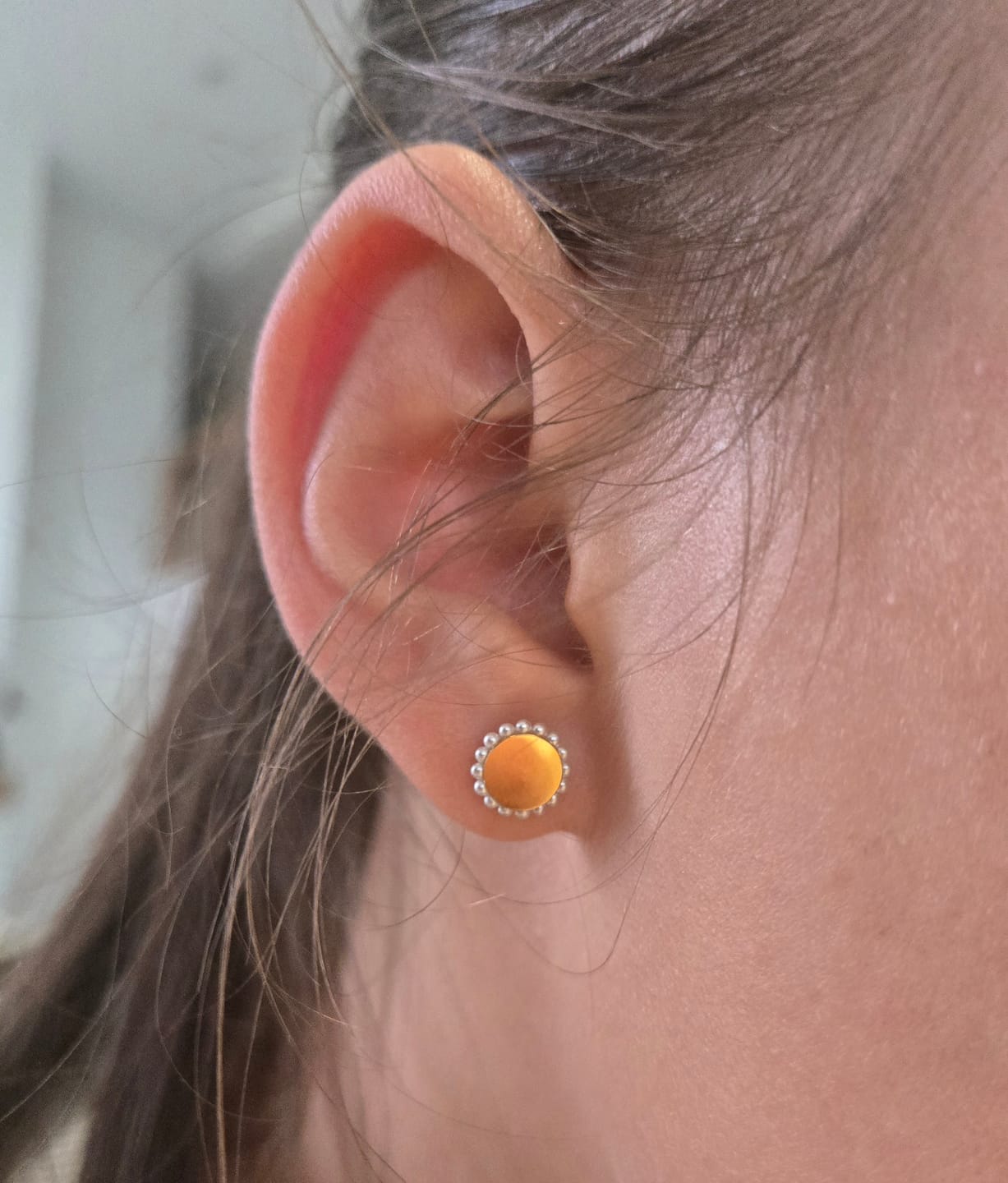 Customer photo review of Screwback Stud Earrings - Alice Pearl