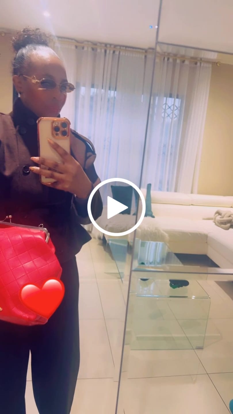 Customer video review of ERA Oversized Kisslock Chain Bag – Red