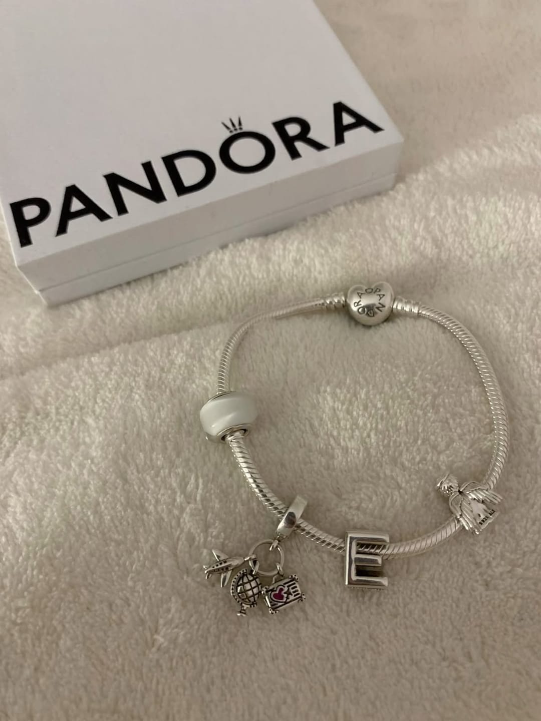 Customer photo review of Brazalete Con Broche de Corazón + Charm Avión, Globo y Maleta