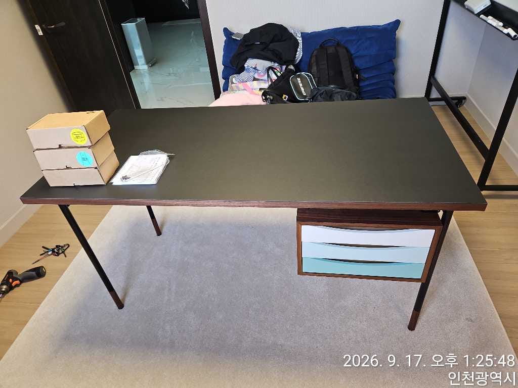 Customer photo review of THE NYHAVN DESK W/ TRAY UNIT