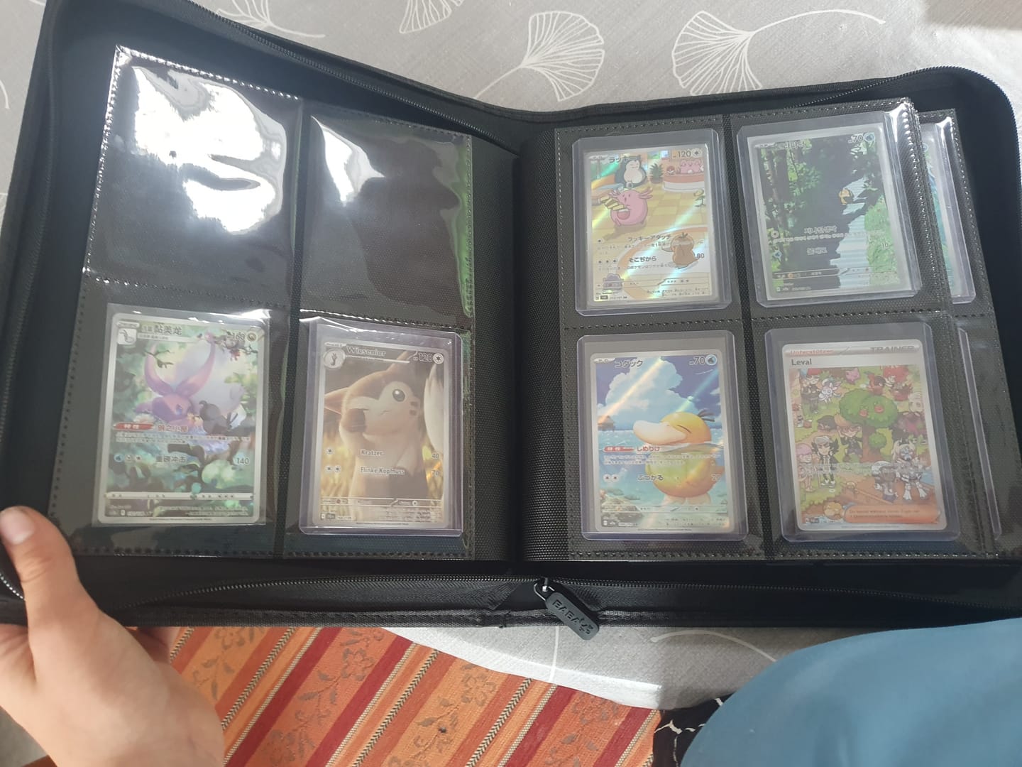 Customer photo review of Toploader Binder Klein Schwarz für 112 Karten – TCG Sammelmappe für Pokémon, Yu-Gi-Oh & Magic | PU-Leder mit Reißverschluss