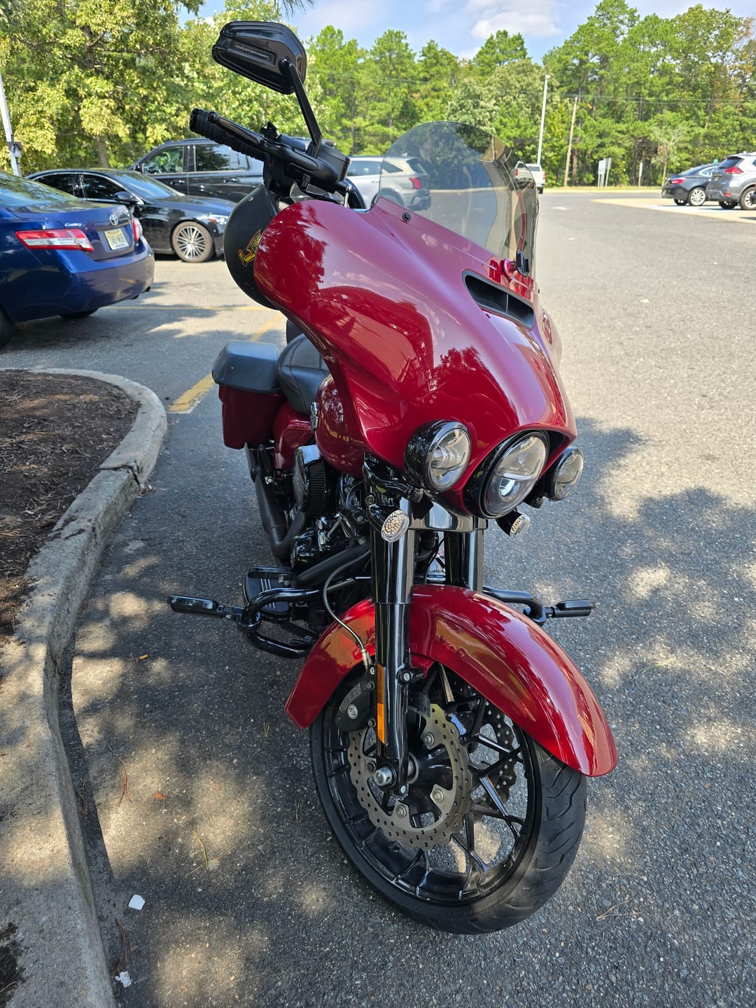 Customer photo review of HR3 Billiard Red Motorcycle 18" Wide Tire Front Mudguard Fender For Harley Touring Models 2014-2023
