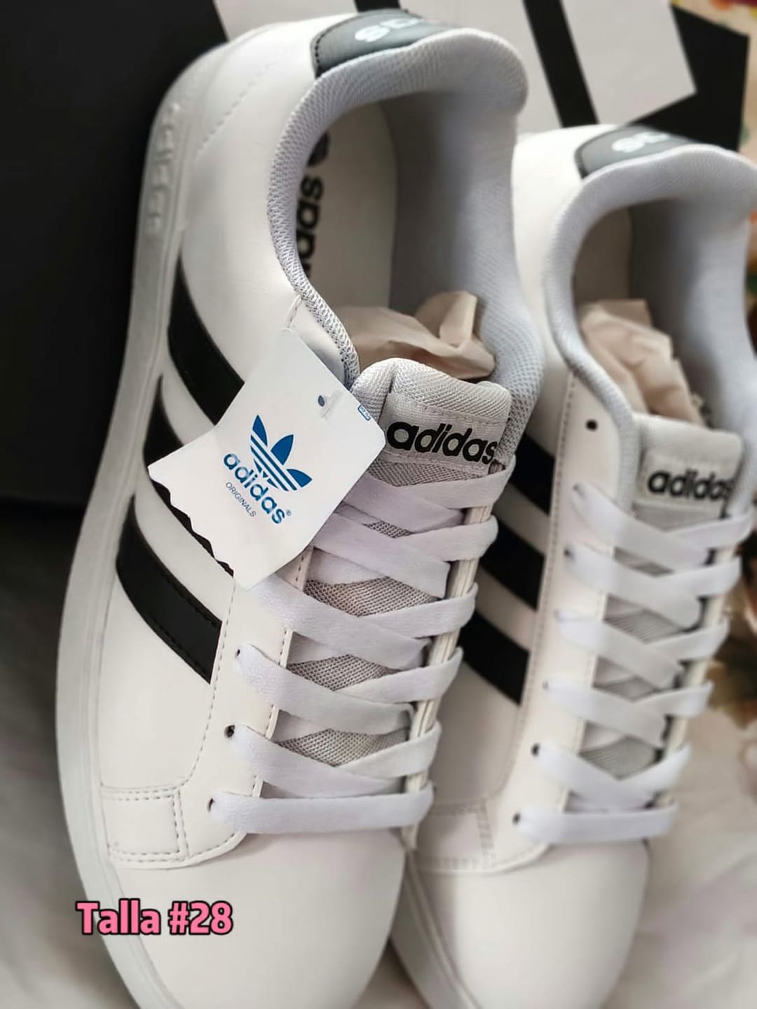 Customer photo review of Tenis Neo Grand Court Blanco Negro