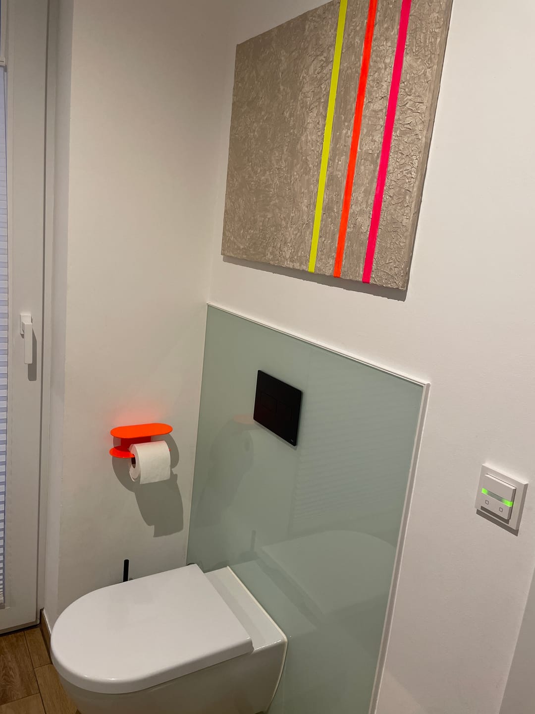 Customer photo review of Toilettenpapierhalter ohne Bohren mit Ablage ORBI