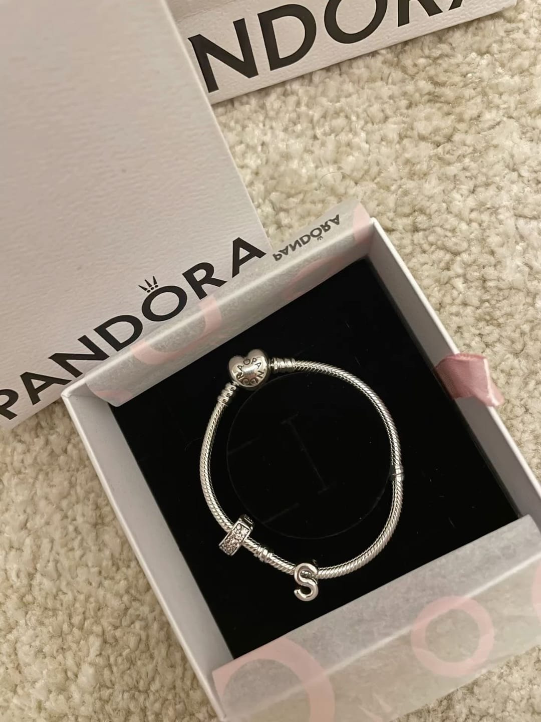 Customer photo review of Charm Letra Personalizable