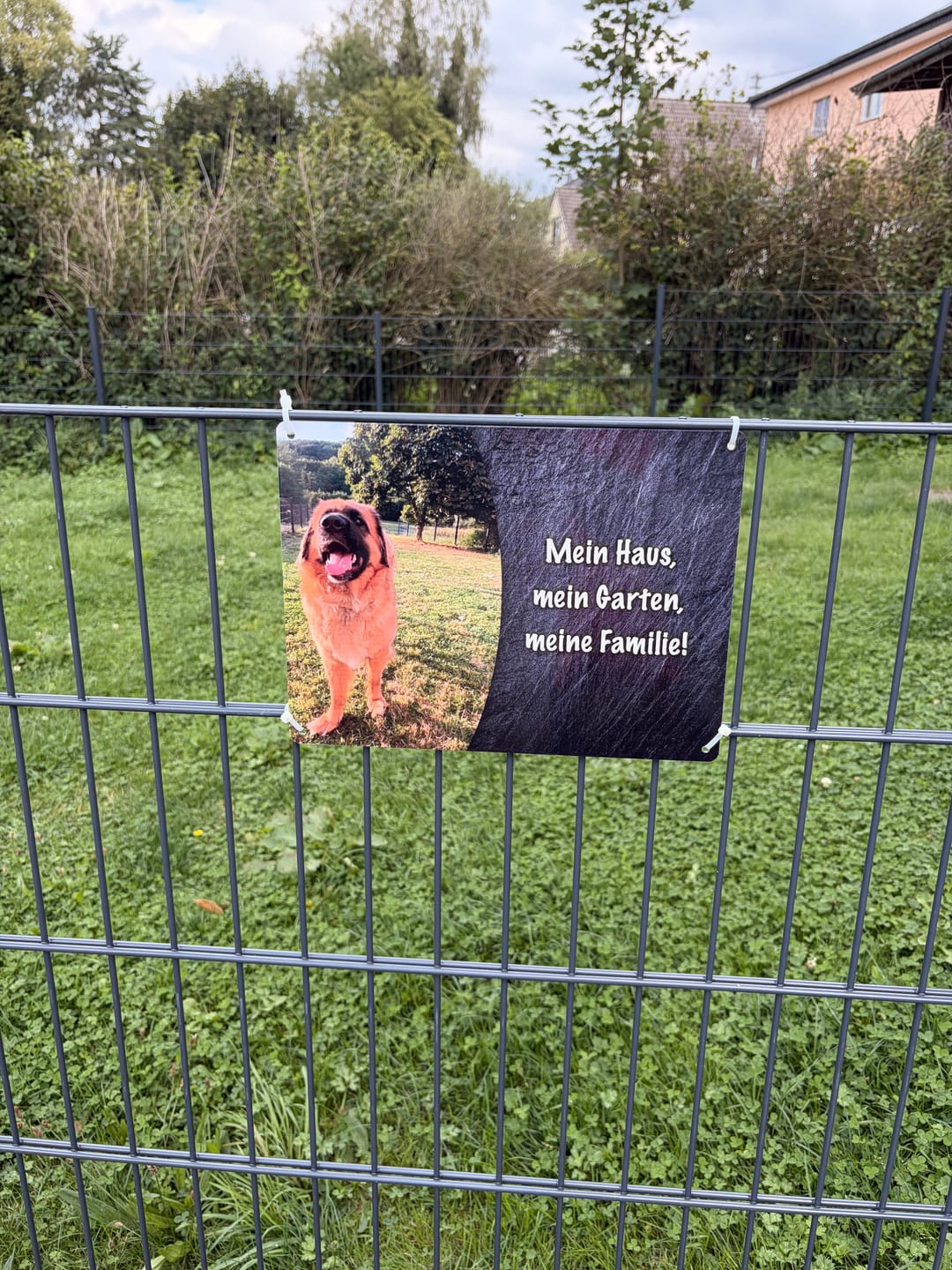 Customer photo review of Hunde-Türschild personalisiert mit Foto & Text (UV- und wetterfest)