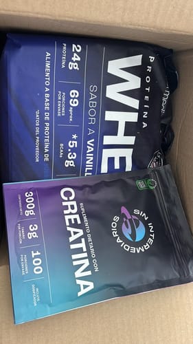 Customer's Proteína Whey Vainilla packaging inside a delivery box, next to a Creatina supplement bag.