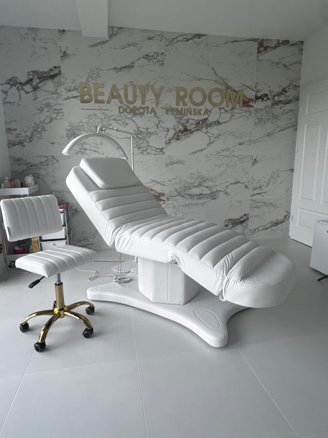 Customer photo review of Essence obrotowe 360° krzesło kosmetyczne z regulacją wysokości - Biały