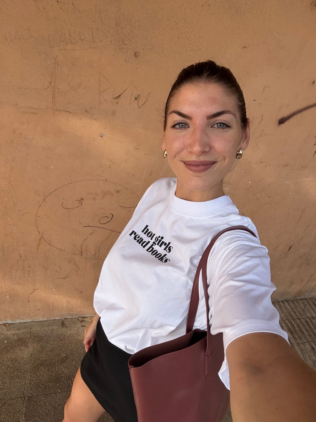 Customer photo review of T-Shirt "hot girls read books & journal" (Unisex)
