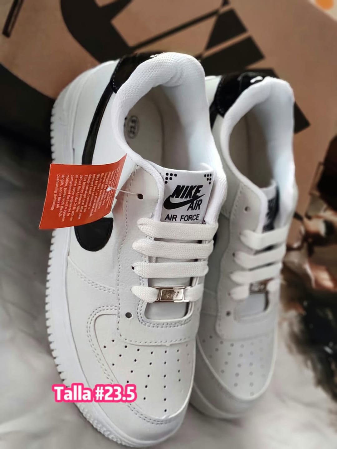 Customer photo review of Tenis 270 Blanco Charol Negro