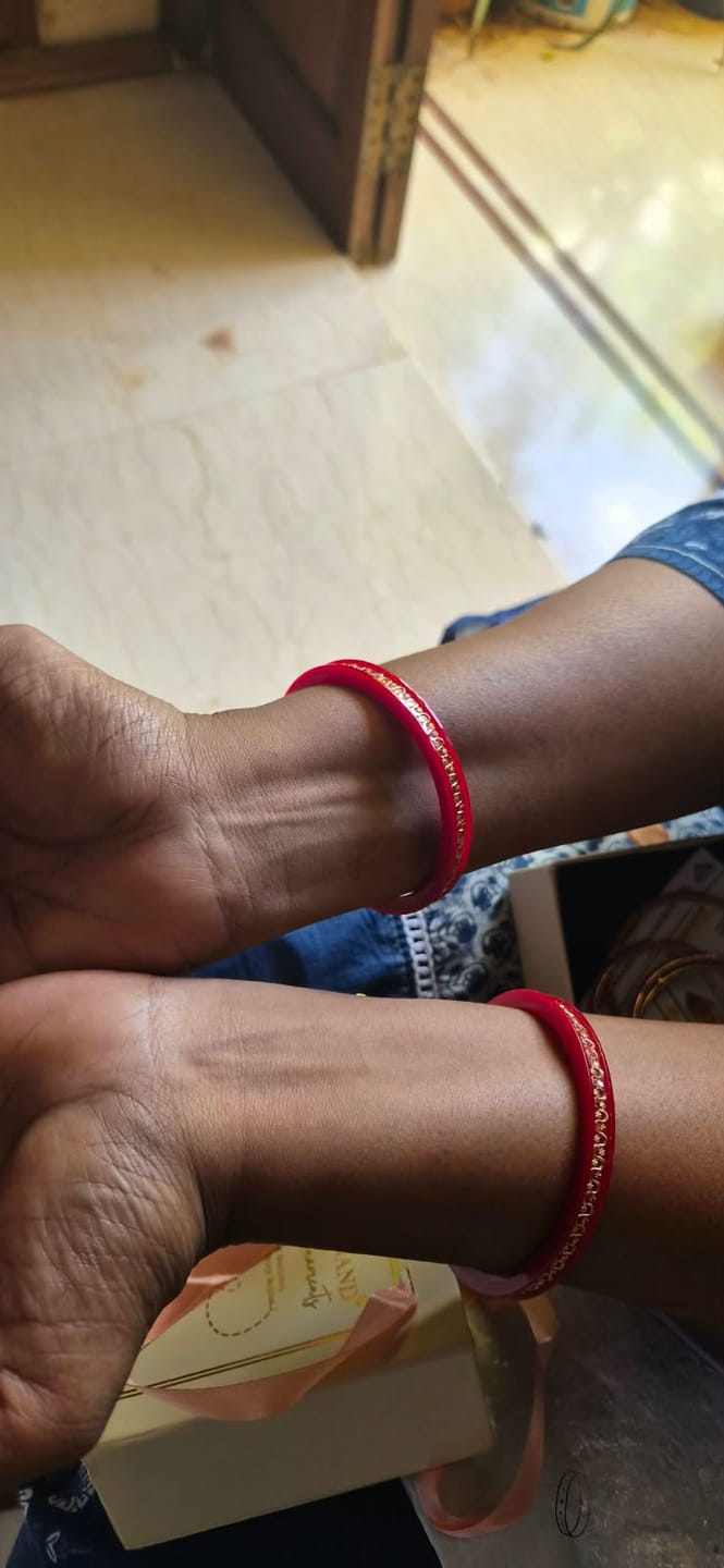 Customer photo review of Sahajanand's Exclusives Gold Bangles 916 22k Hallmark