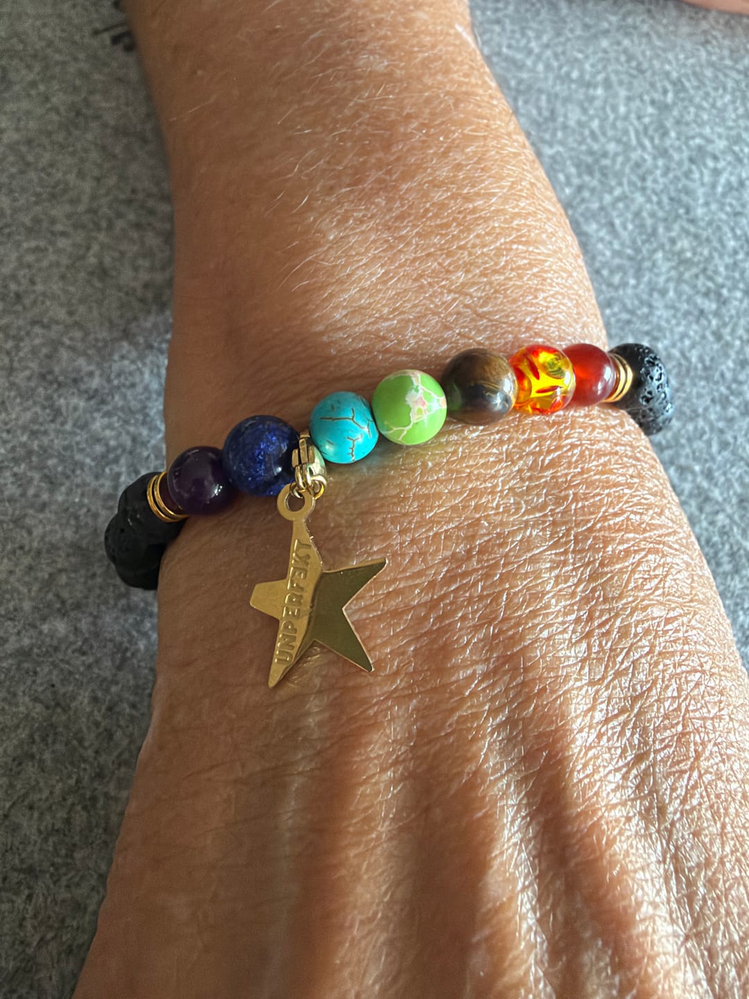 Customer photo review of »Die 7 Energie Chakren« Blockadenlöser-Armband aus verschiedenen Natursteinen inkl. abgebrochenem Stern