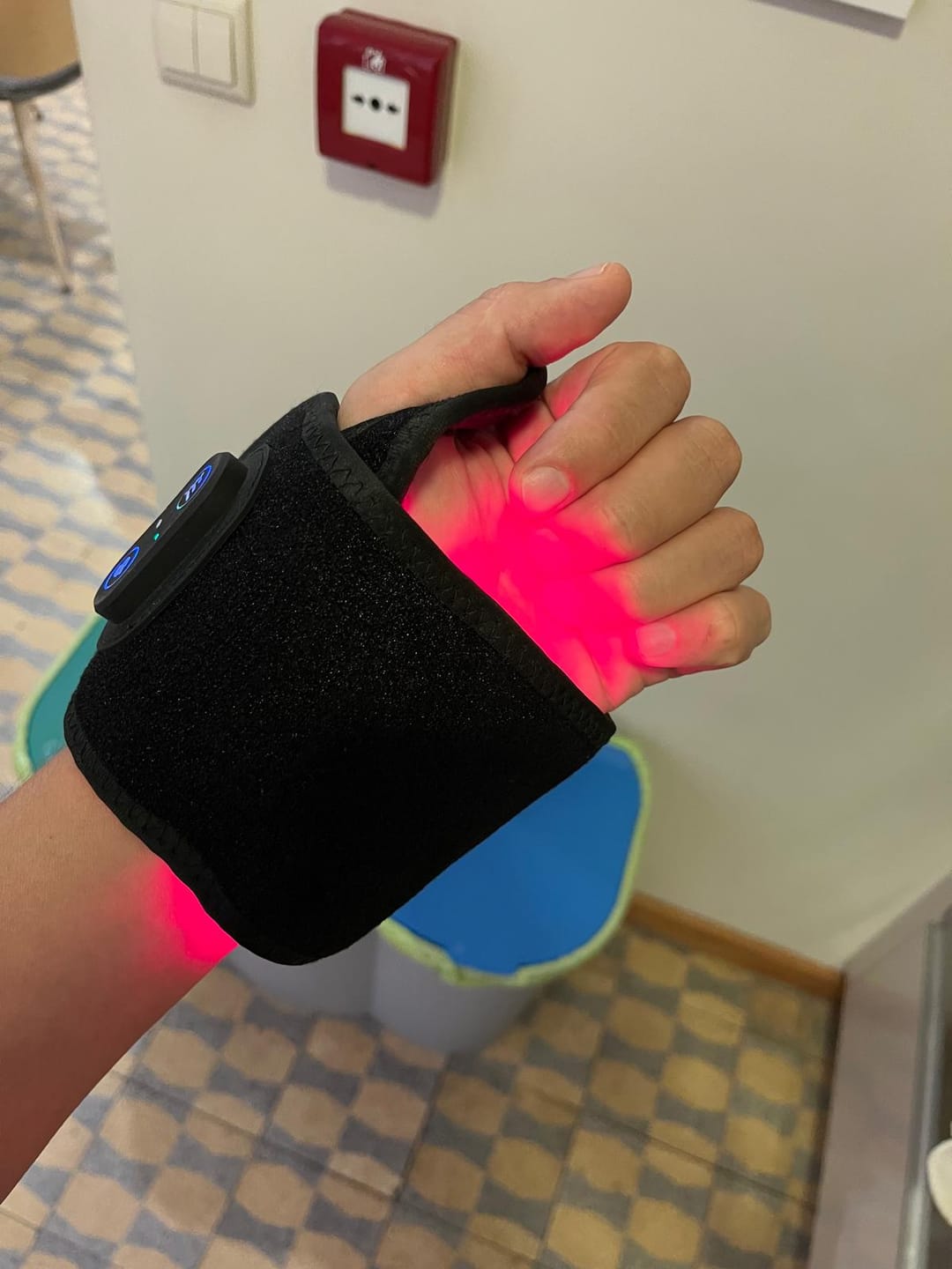 Customer photo review of Aliviura™ Red Light Therapy Hand & Wrist Wrap