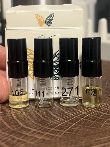 Kundenfoto des Tester-Sets, bei dem einige Fläschchen fast leer sind und die Verpackung leicht feucht aussieht.
