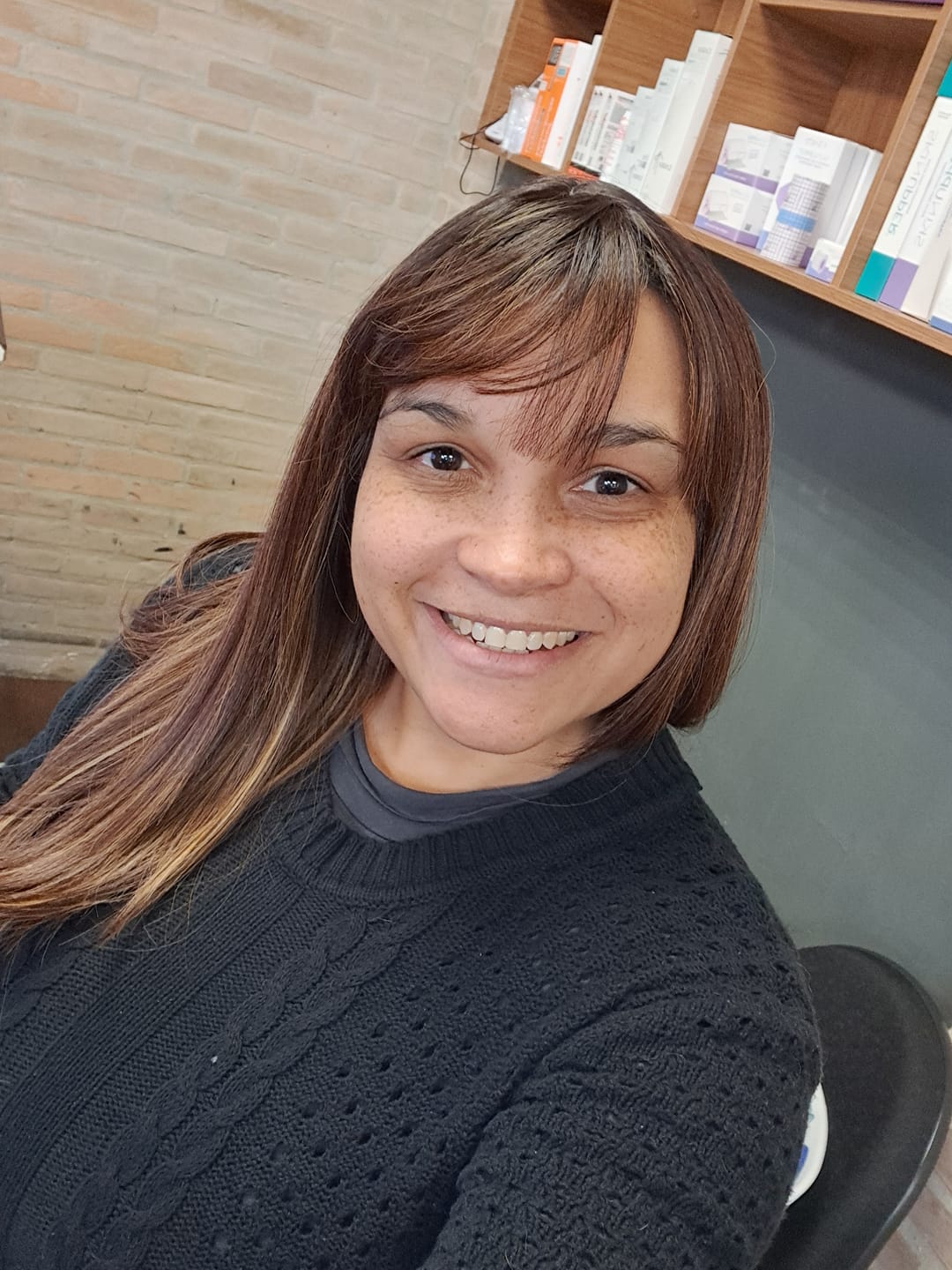 Customer photo review of Peruca Isa Castanho Luzes 3322 com Franja (Premium)