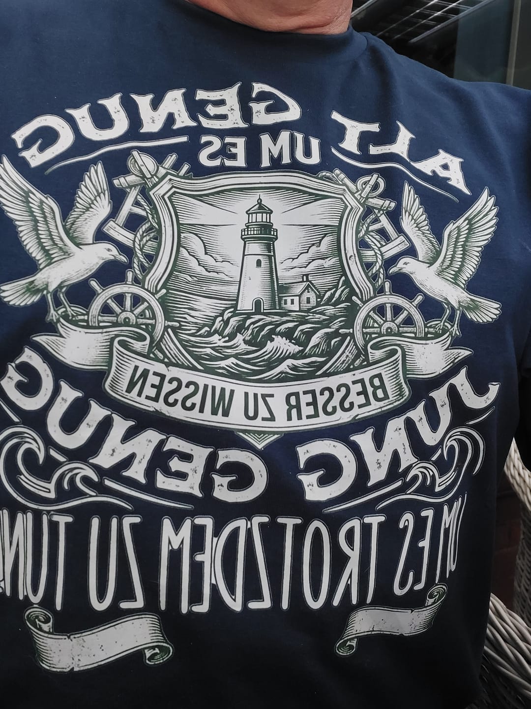Customer photo review of Alt genug ums besser zu wissen Premium T-Shirt