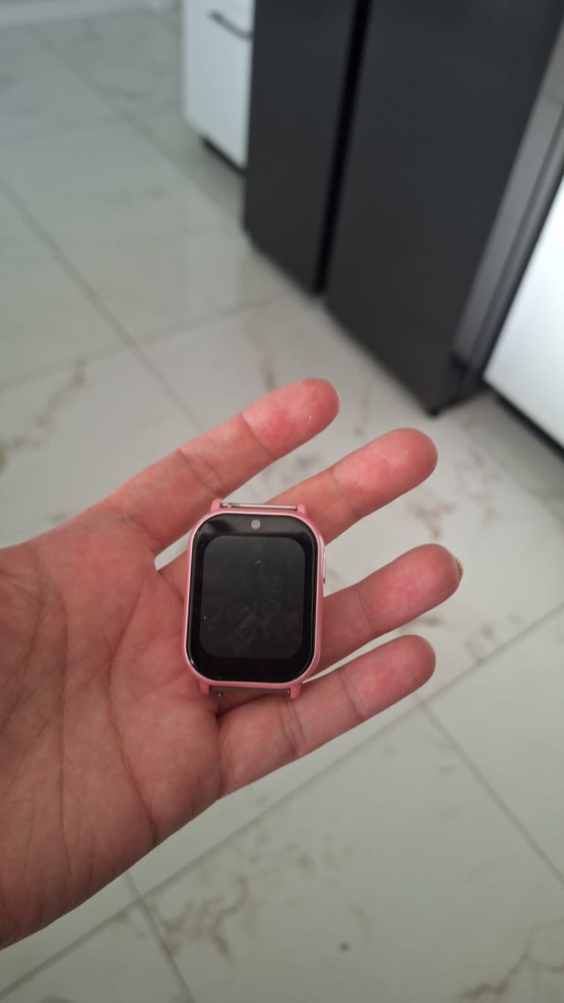 Customer photo review of Qlokkie Kiddo Mini – Compact GPS Horloge voor Kinderen – Roze