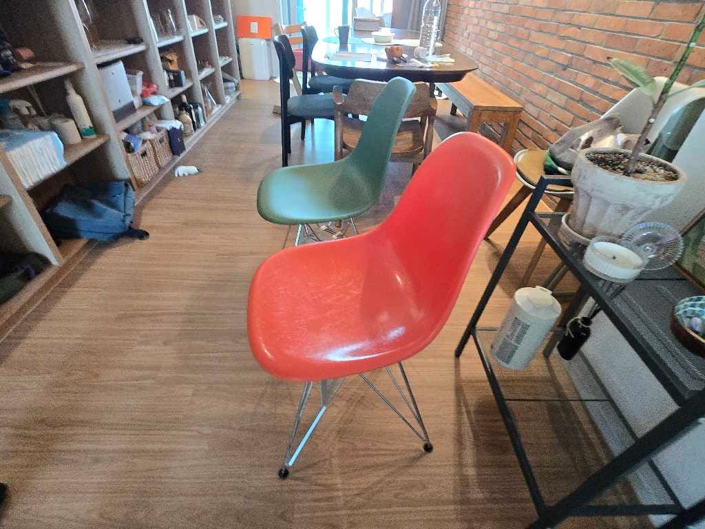 Customer photo review of Eames Fiberglass Side Chair DSR (without upholstery)