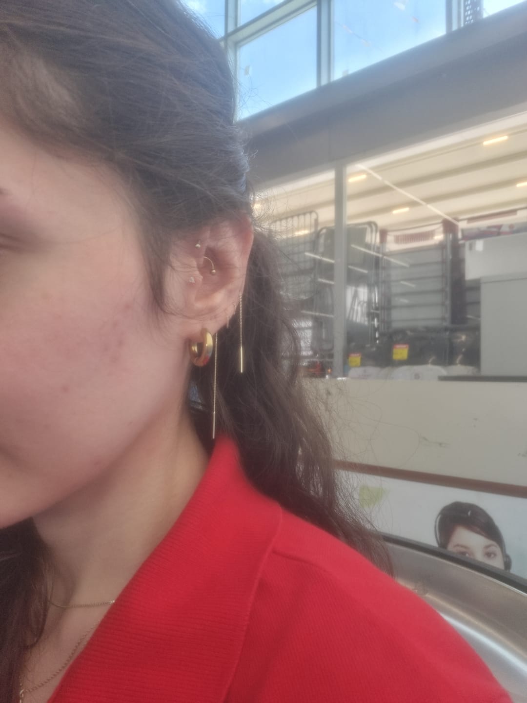 Customer photo review of Gusto Triangle 3 Renkli Taşlı Altın Tragus Piercing