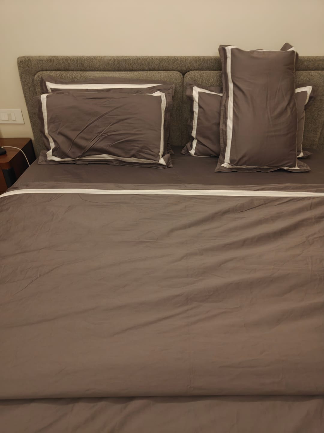 Customer photo review of Malako Luxe Striped 550TC Grey 100% Cotton Super King Size Duvet Cover Set with Bedsheet and 4 Pillow Covers