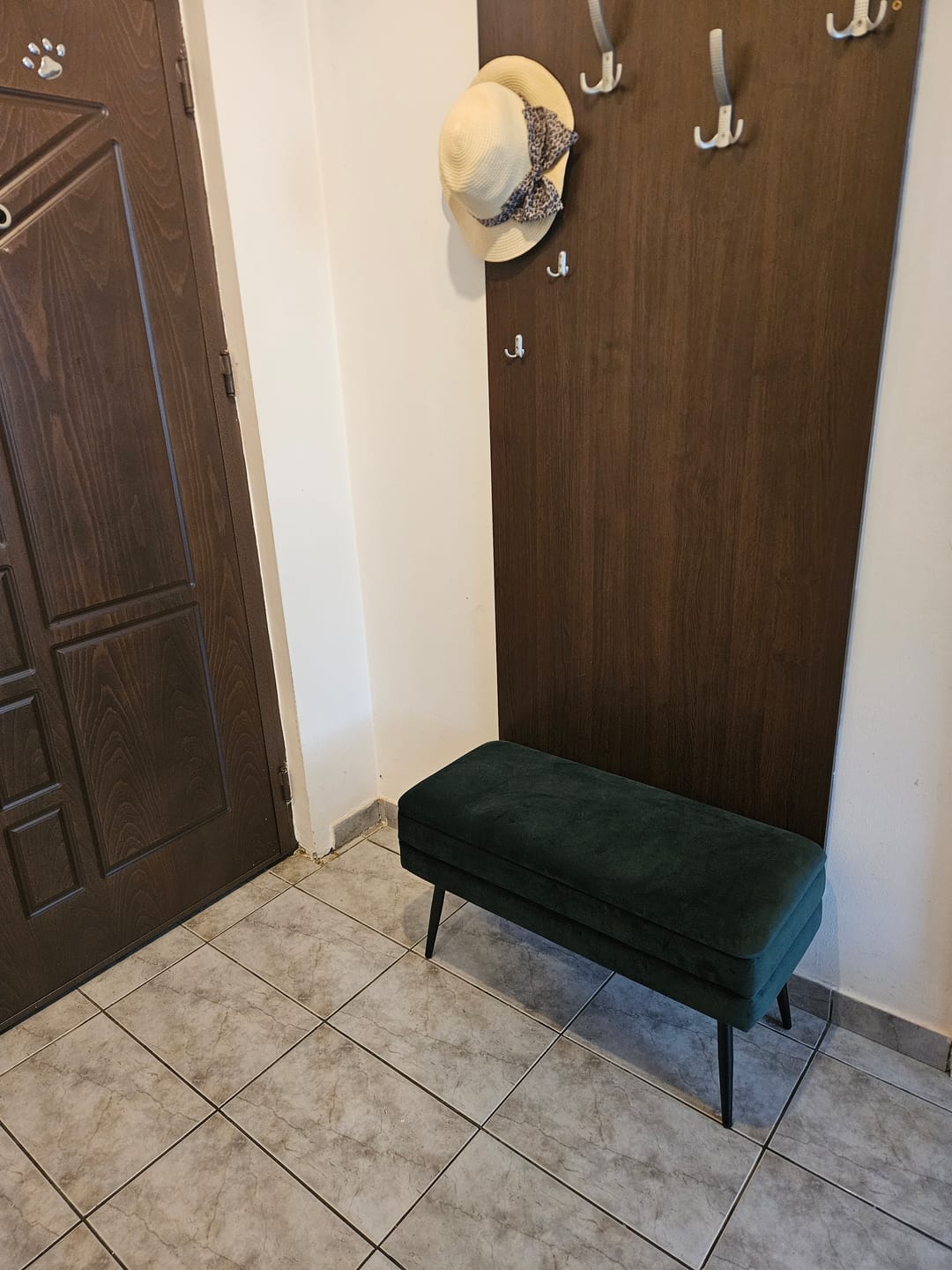Customer photo review of Bancheta hol tapitata VELVA, stofa catifelata verde inchis, 78x35x40 cm