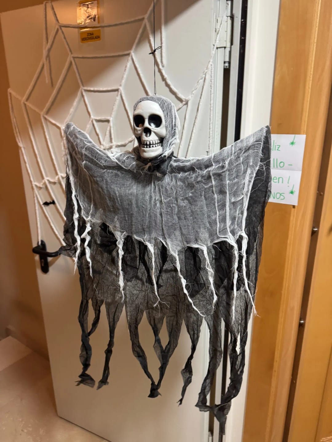 Customer photo review of Fantasma Esqueleto Colgante Luminoso 💀 – Decoración de Halloween para Casa, Jardín y Fiestas