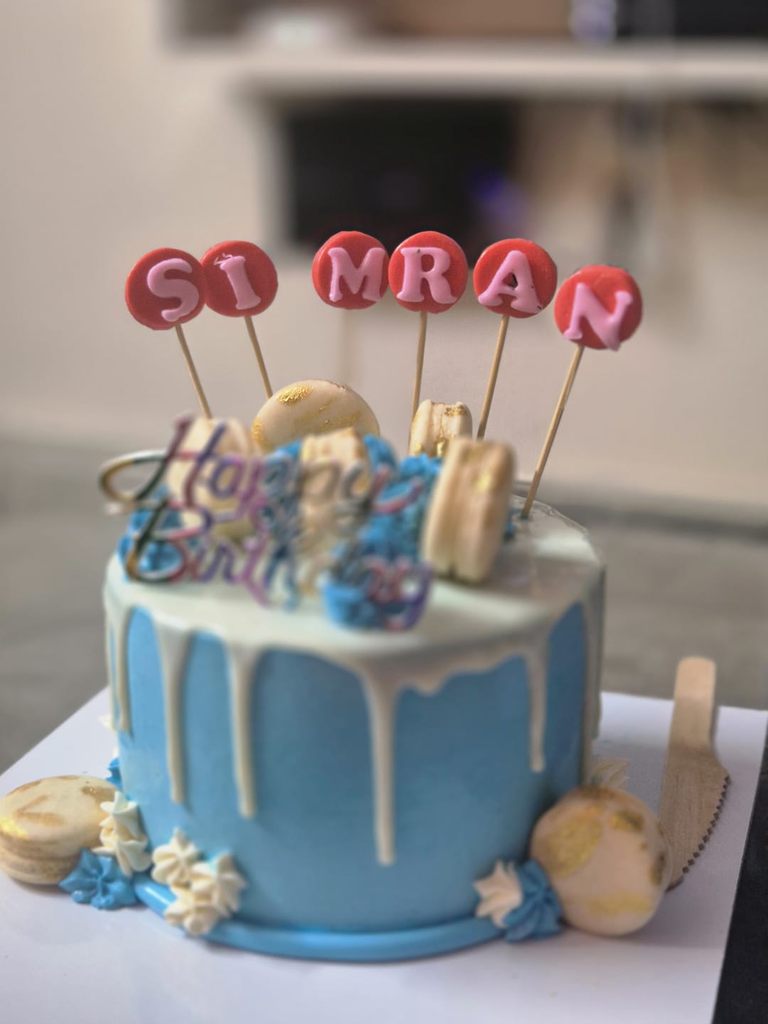 Customer photo review of Macaron White Drip Cake