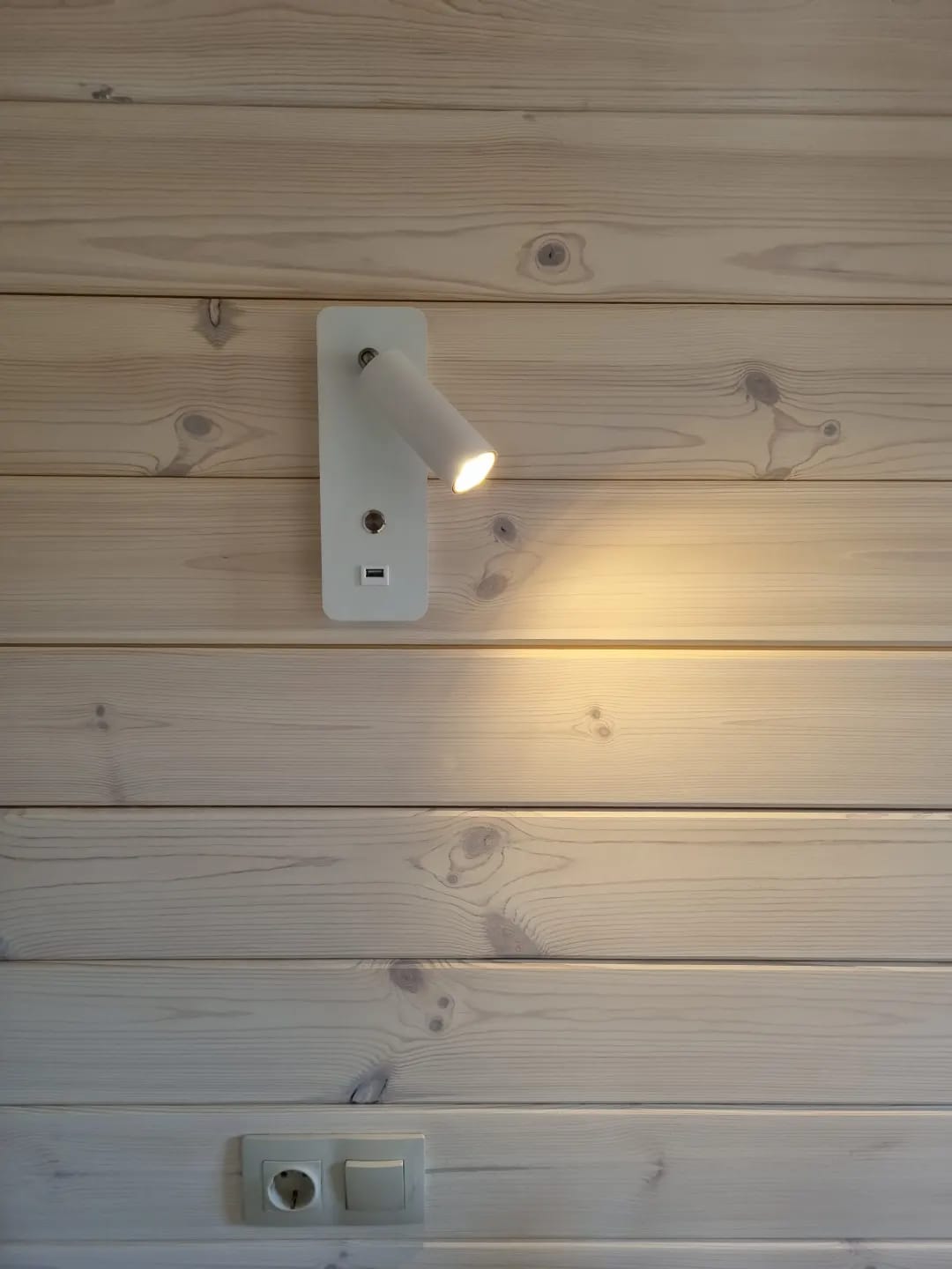 Customer photo review of Black Wall Light for Bedroom, USB Reading Spot, 23 cm