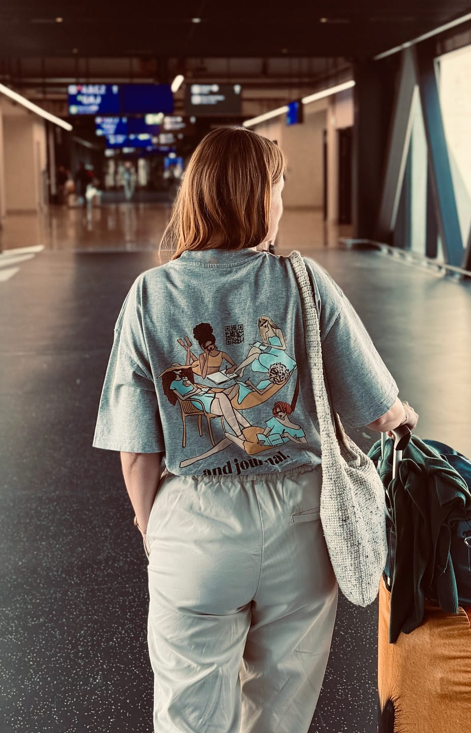Customer photo review of T-Shirt "hot girls read books & journal" (Unisex)