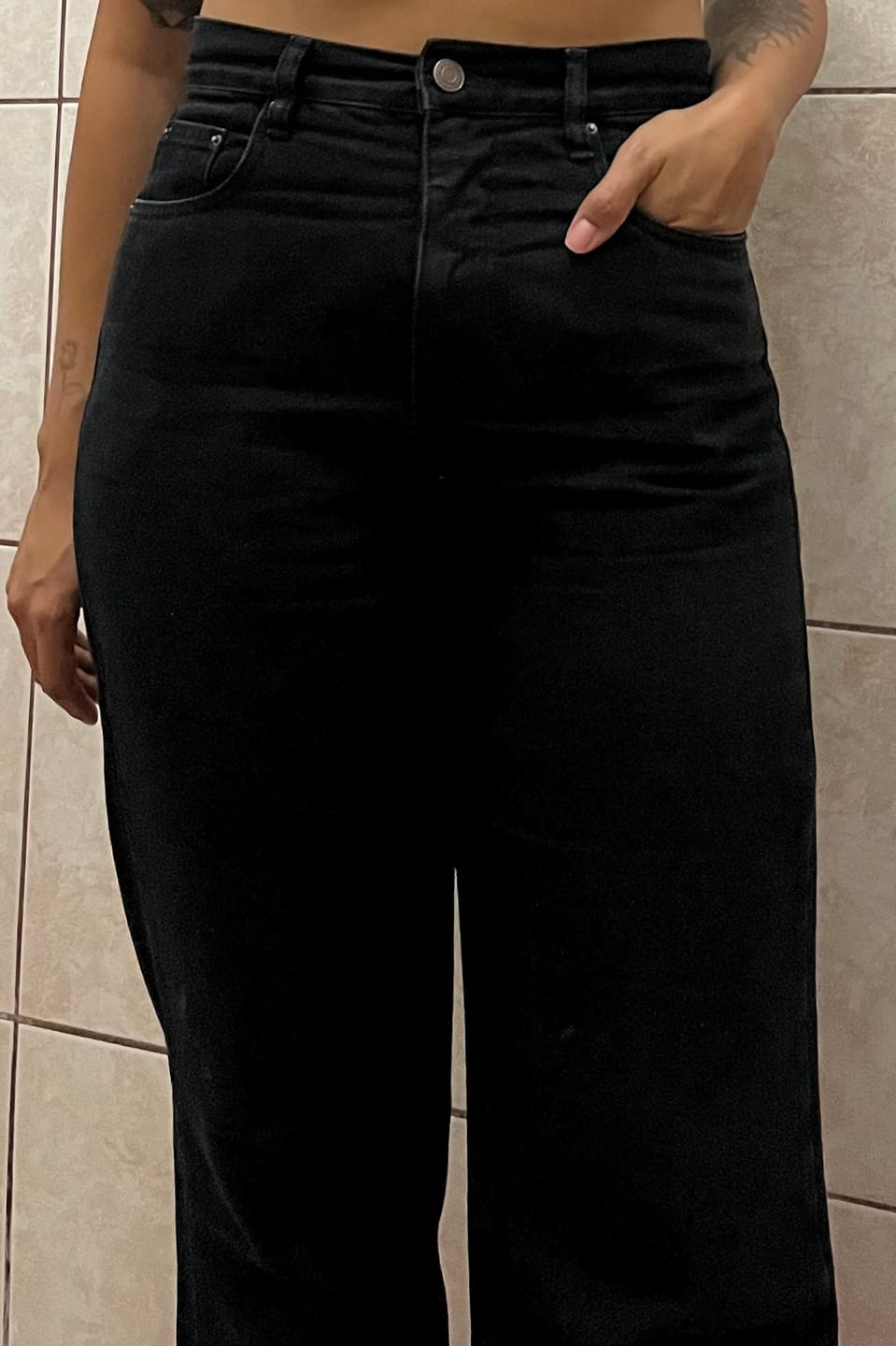 Customer photo review of Calça Jeans Reta Araçá Preta