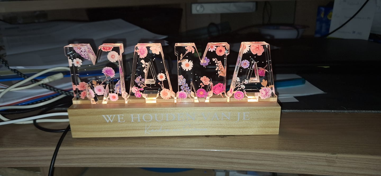 Customer photo review of Bloemen – Gepersonaliseerde LED-standaard met namen van de kinderen voor mama en papa