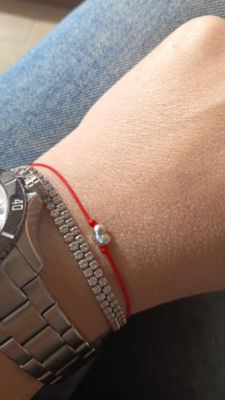 Customer photo review of Pulsera Corazón mini hilo rojo