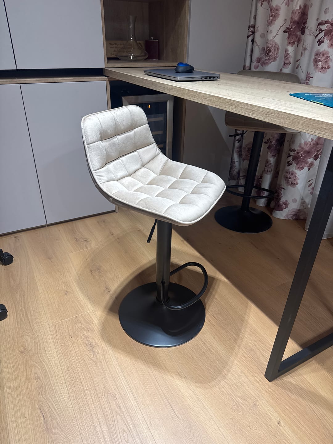 Customer photo review of Scaun bar H95, bej/negru, stofa catifelata/otel, 43x44x84/106 cm