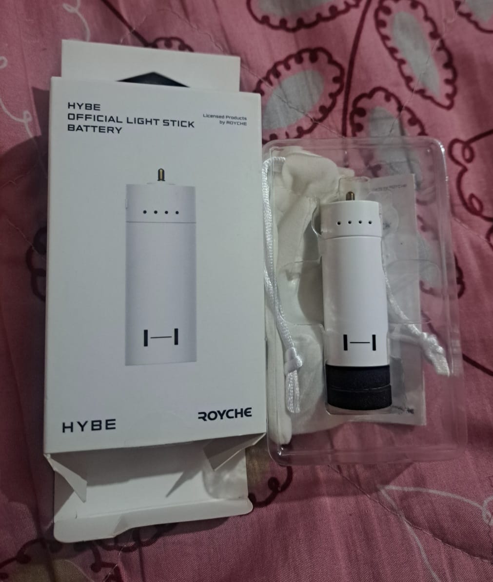 Customer photo review of HYBE OFFICIAL LIGHT STICK BATTERY