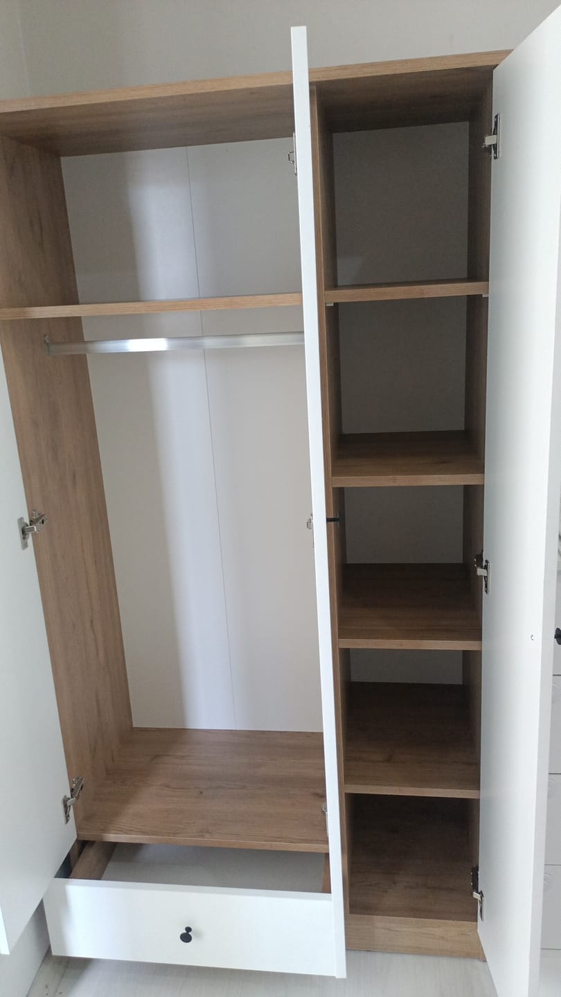 Customer photo review of Rani BA117 Gardırop Elbise Dolabı 3 Kapaklı 1 Çekmeceli 6 Raflı 1 Askılı Sepet Ceviz - Beyaz