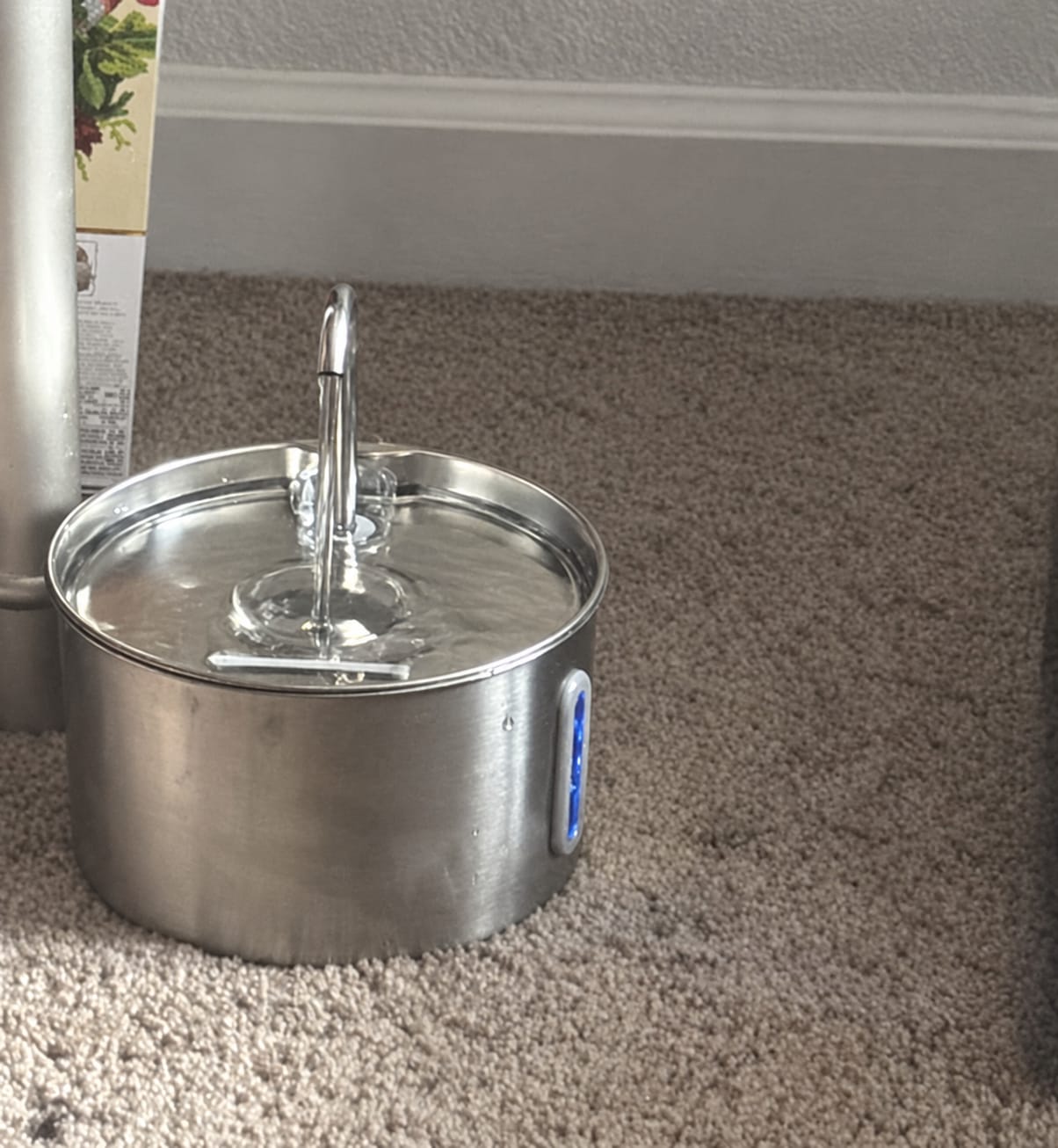 Customer photo review of IsaPet - Fuente de Agua Inalámbrica Mascotas 2.2L