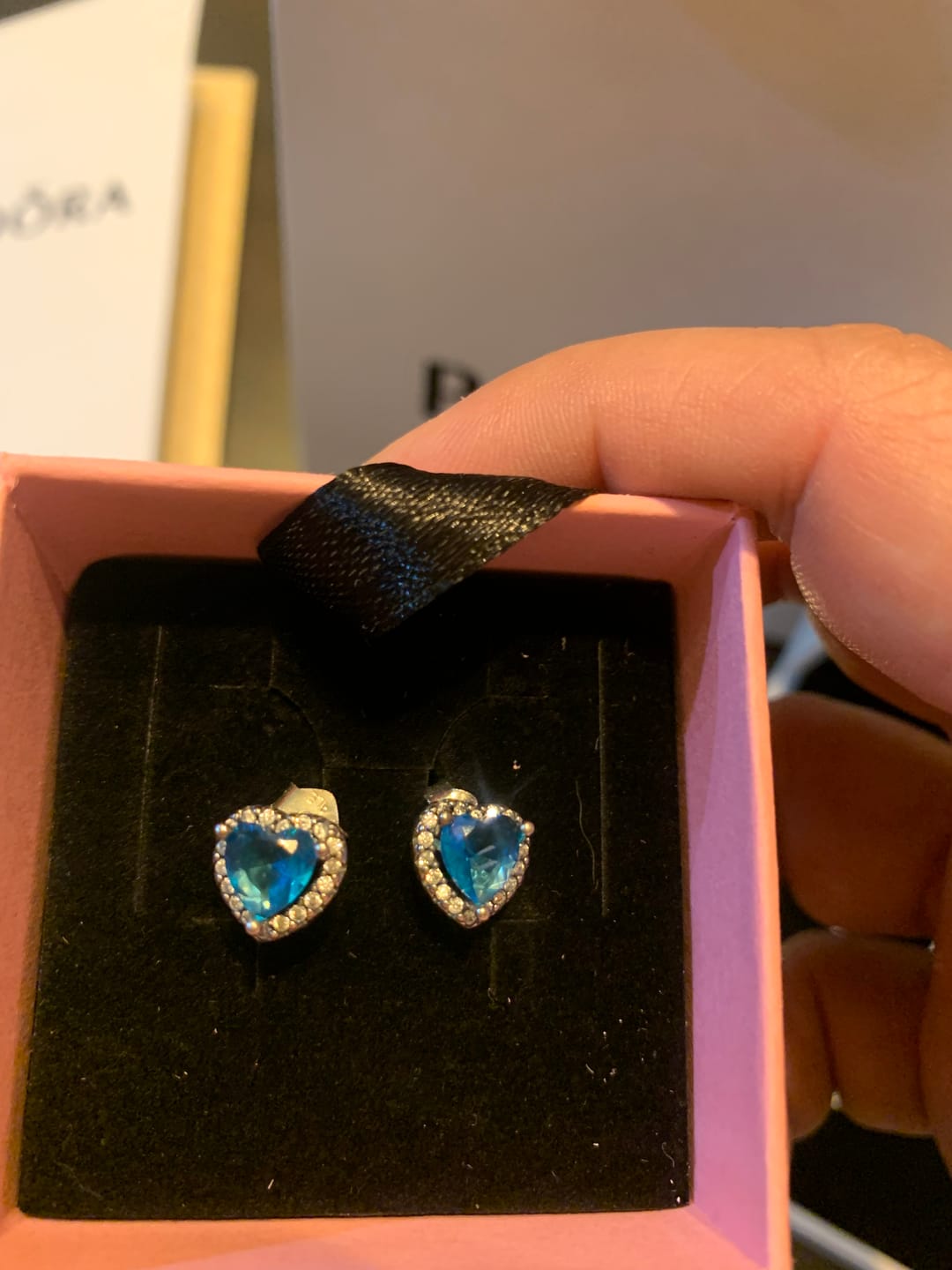 Customer photo review of ARETES PENDIENTES PANDORA CORAZON ELEVADO AZUL + KIT DE REGALO