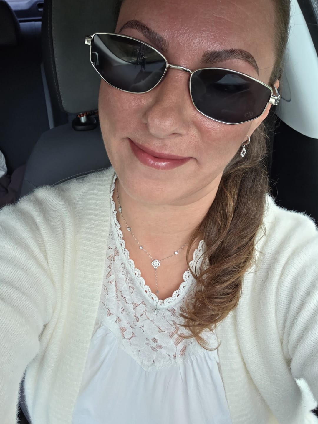 Customer photo review of Crystal Lucky Flower Y Kette 14K Vergoldet