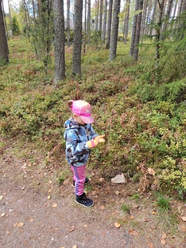 Customer's child wearing Vaistoa Kaste barefoot shoes while exploring a forest path.
