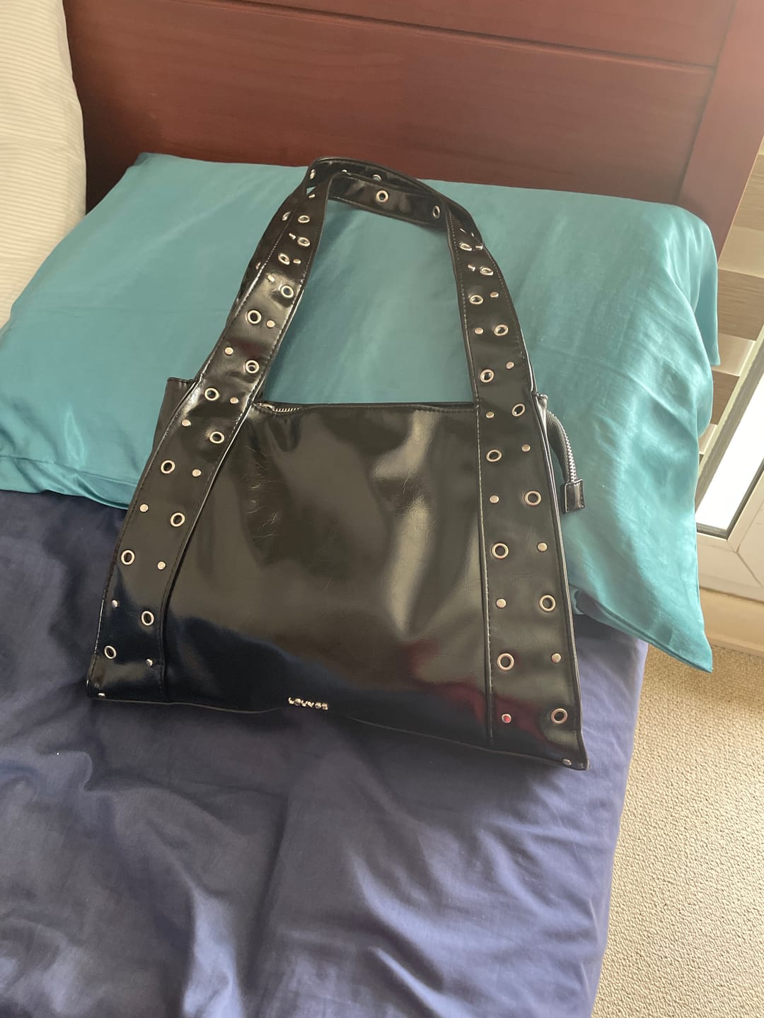 Customer photo review of Cartera De Hombro Charol Eyelets