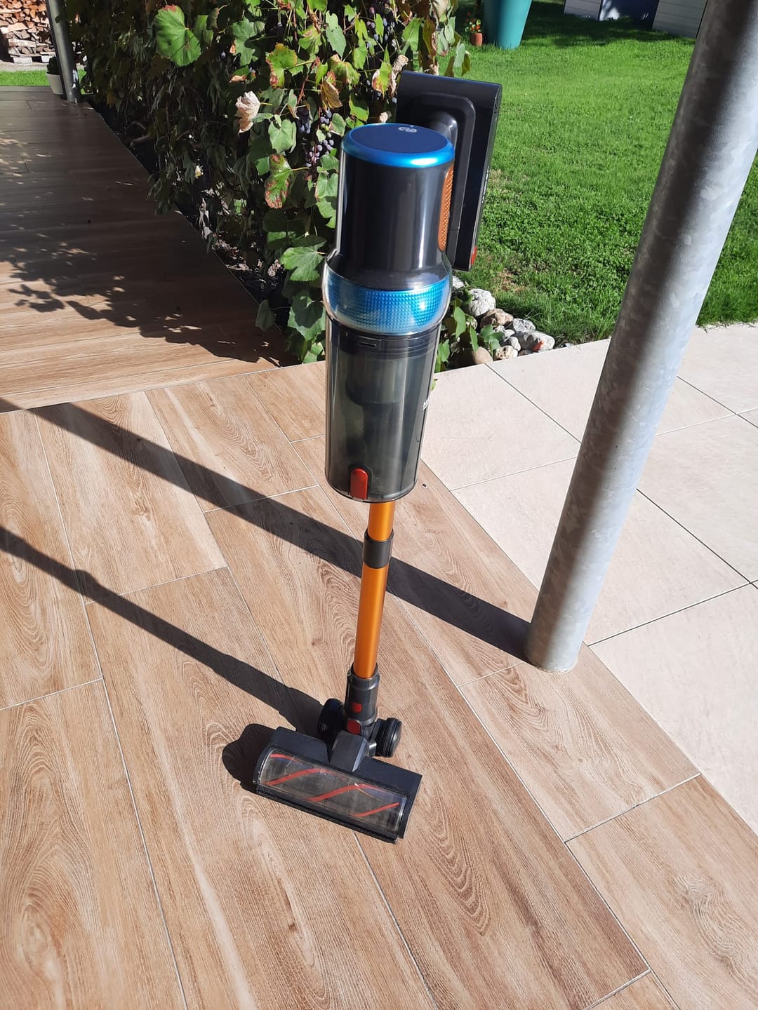 Customer photo review of Ultra-starker Akku-Staubsauger mit automatischer Stauberkennung / Bis zu 60 Minuten Laufzeit / Beutelloser Staubsauger für Teppiche, Hartböden & Tierhaare 600 W