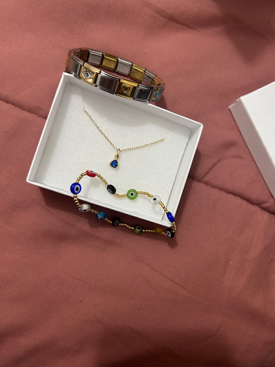Customer photo review of Collar Dorado Dije Birthstone Triangulo