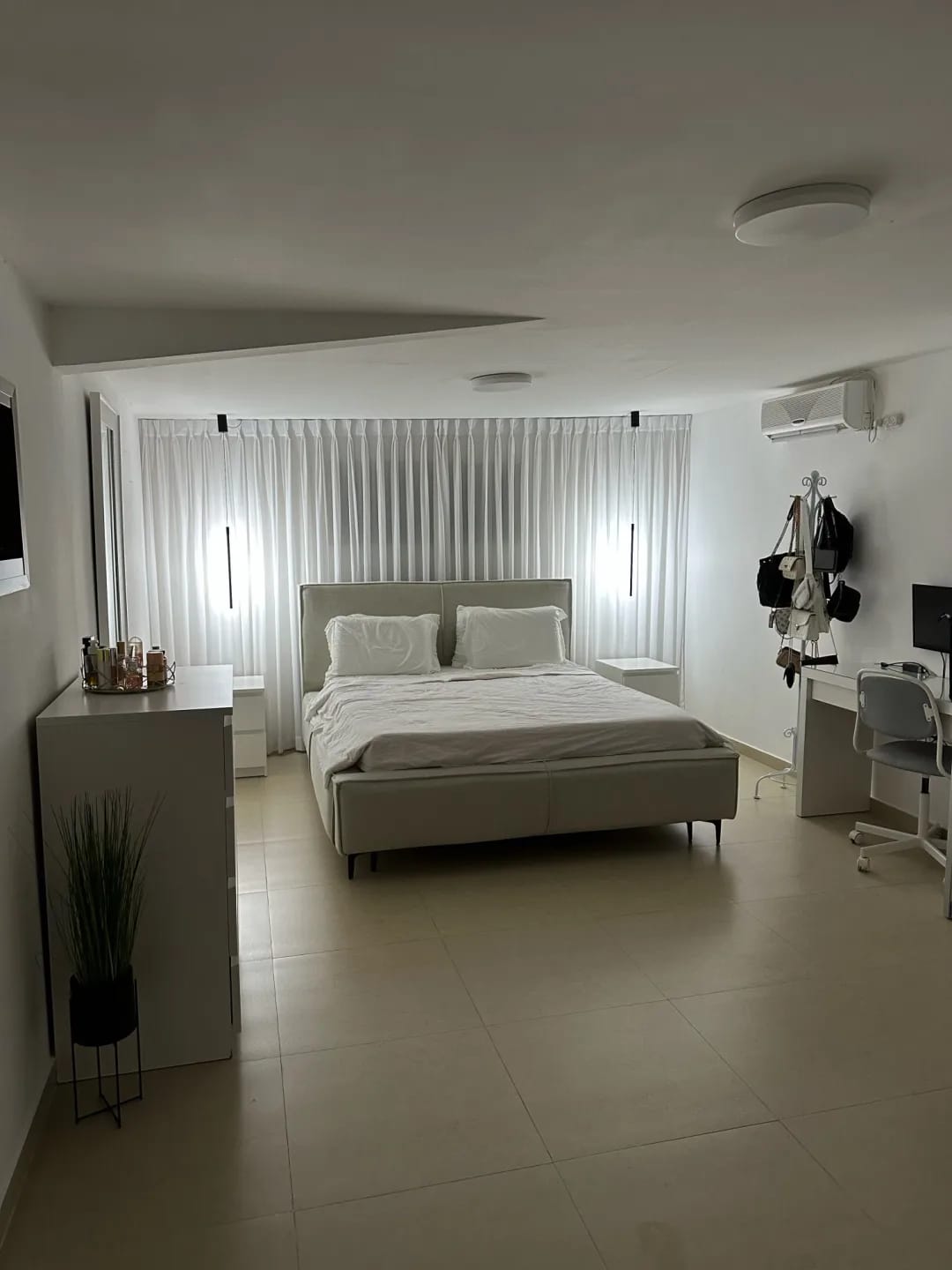 Customer photo review of Vertical Black Pendant Light for Bedroom, Wall Halo, 56–91 cm